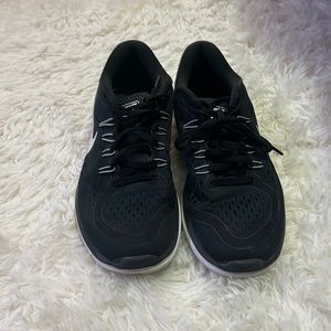 Black Nike tennis shoes